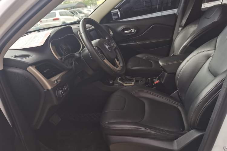 Used Jeep Cherokee 2016 2.4L 75th Anniversary Edition Interior 5