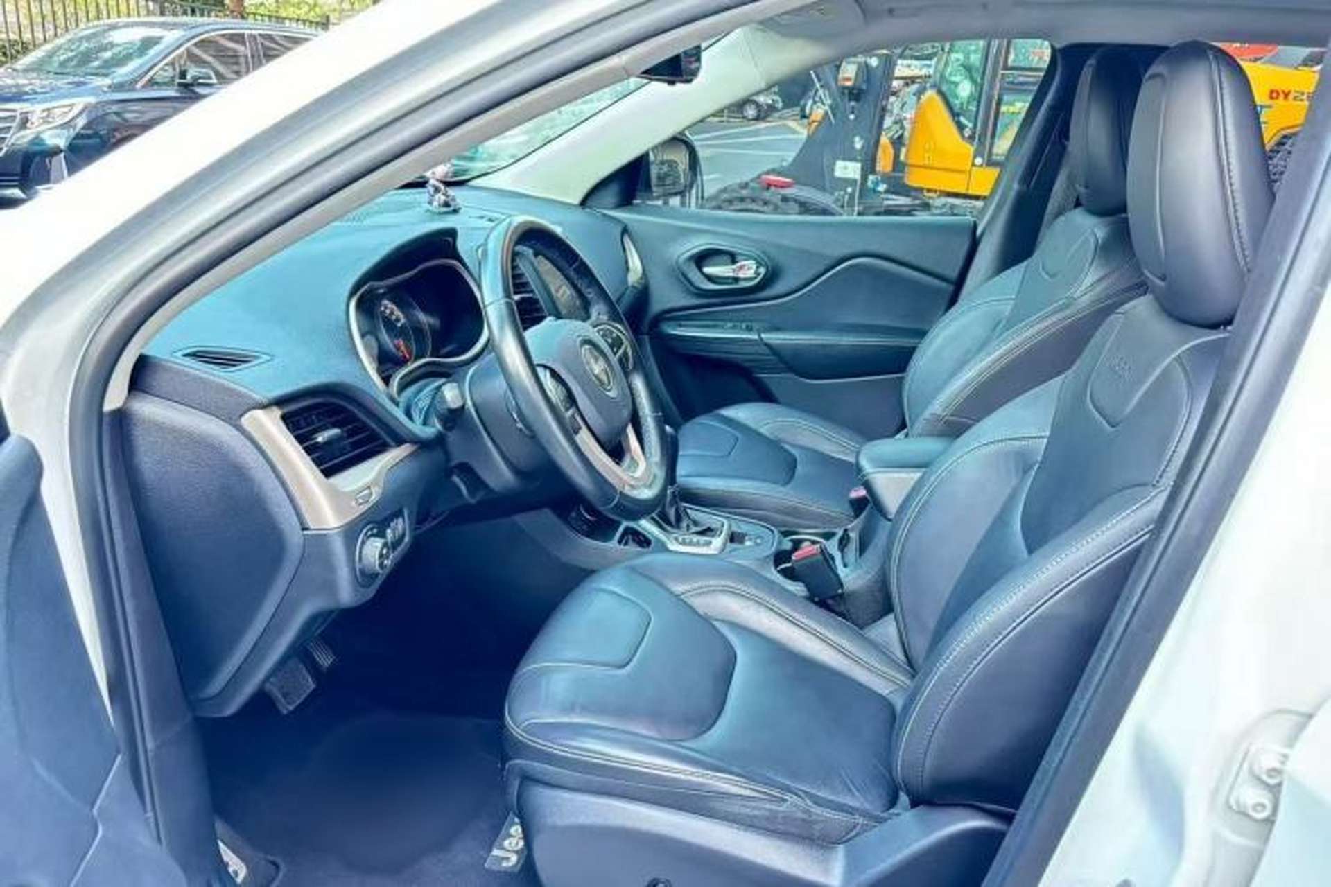 Used Jeep Cherokee 2016 2.0L Superior Edition Interior 5