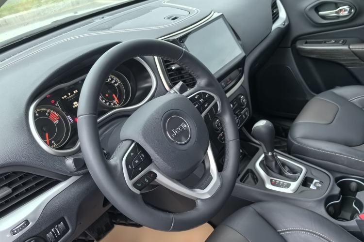 Used Jeep Cherokee 2016 2.4L Leading Edition Interior 5
