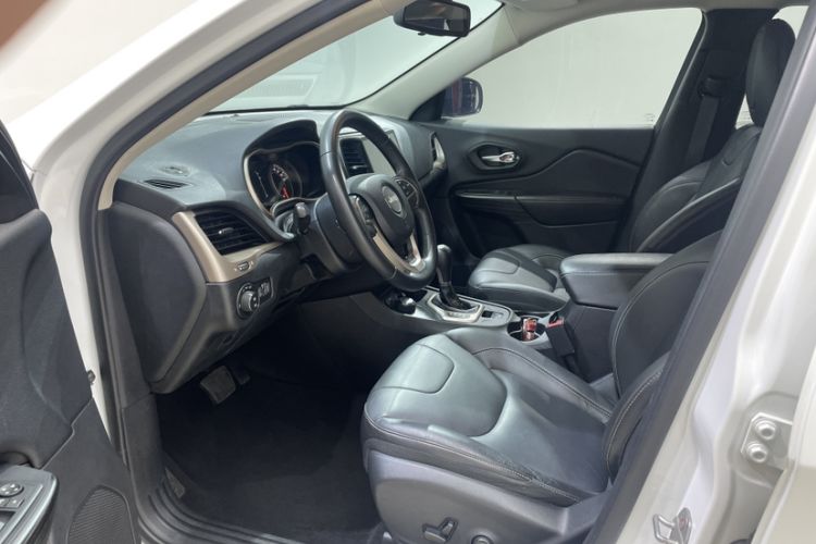 Used Jeep Cherokee 2016 2.4L Professional Edition Interior 6
