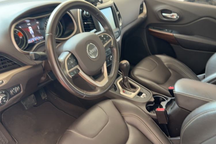 Used Jeep Cherokee 2016 2.0L Superior Edition Interior 6