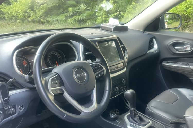 Used Jeep Cherokee 2016 2.4L All-in-One Edition Interior 6