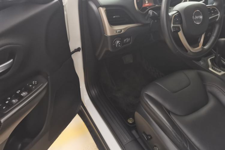 Used Jeep Cherokee 2016 2.4L 75th Anniversary Edition Interior 6