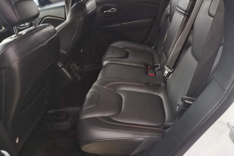 Used Jeep Cherokee 2016 2.4L 75th Anniversary Edition Interior 7