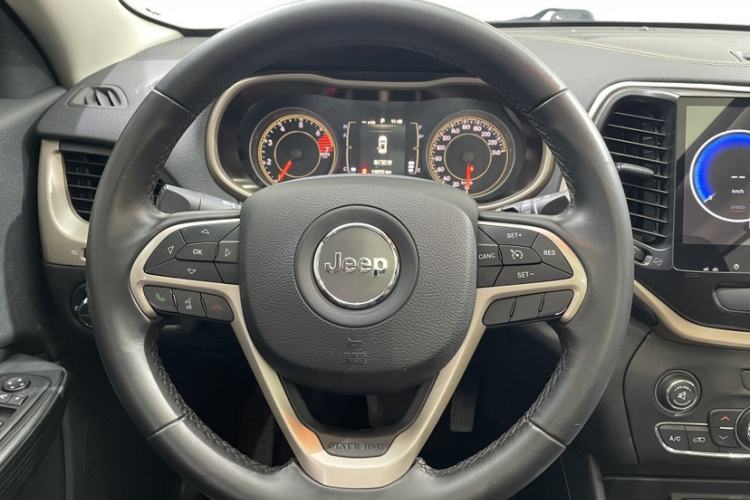 Used Jeep Cherokee 2016 2.4L Professional Edition Interior 8