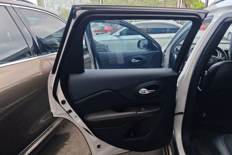 Used Jeep Cherokee 2016 2.4L Leading Edition Interior 8