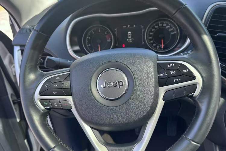 Used Jeep Cherokee 2016 2.4L Leading Edition Interior 8