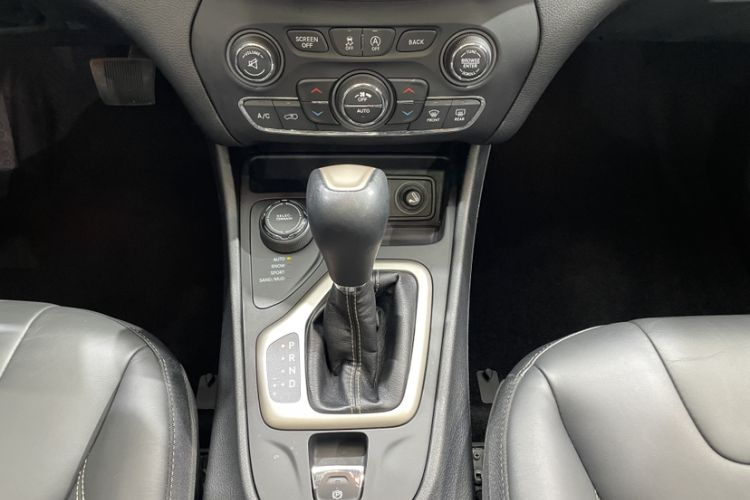 Used Jeep Cherokee 2016 2.4L Professional Edition Interior 9