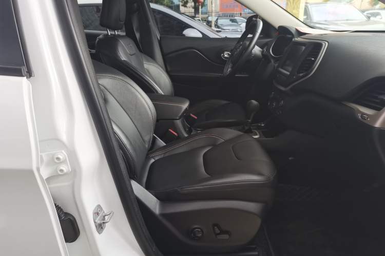 Used Jeep Cherokee 2016 2.4L 75th Anniversary Edition Interior 9