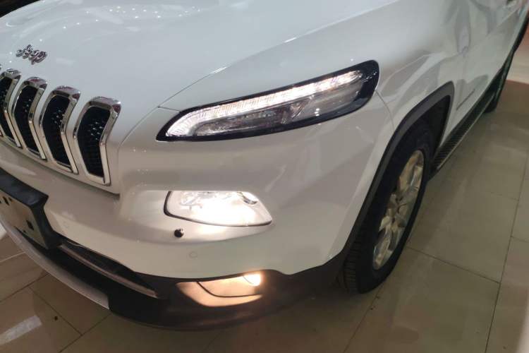 Used Jeep Cherokee 2016 2.4L Superior Edition Left Front Headlight
