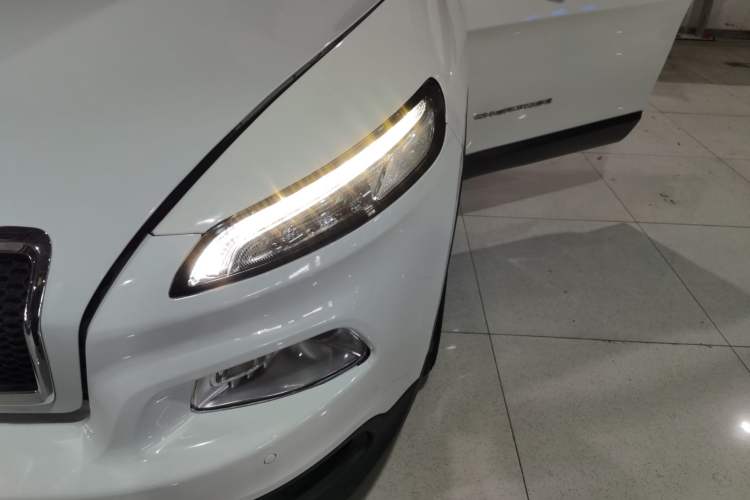 Used Jeep Cherokee 2016 2.0L Superior Edition Left Front Headlight