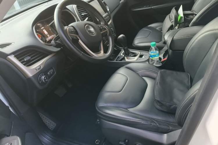 Used Jeep Cherokee 2016 2.0L Superior Edition Left Front Seat