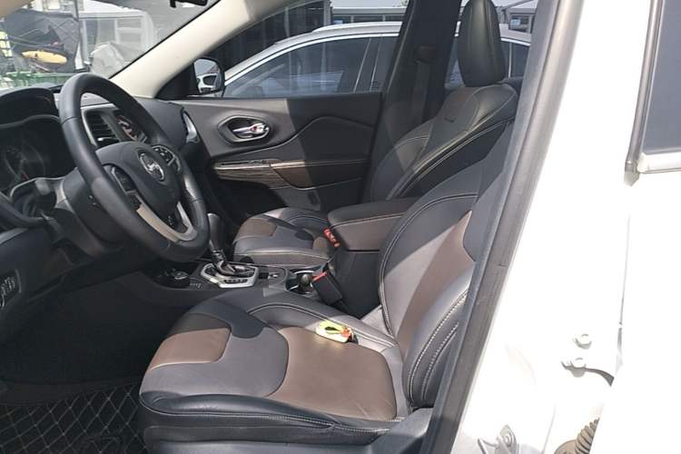 Used Jeep Cherokee 2016 2.4L Professional Smart Version Left Front Seat