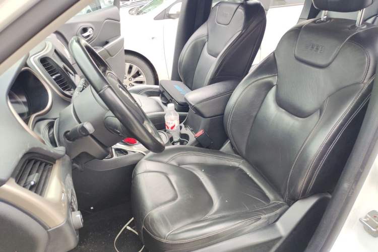 Used Jeep Cherokee 2016 2.0L Superior Edition Left Front Seat