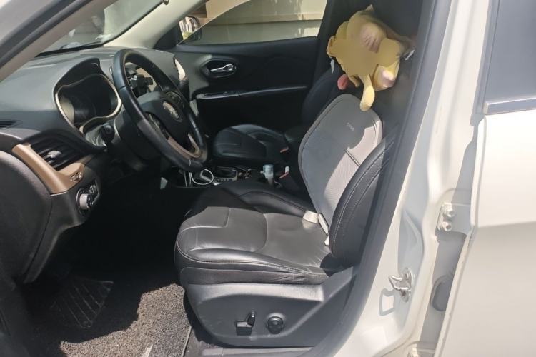 Used Jeep Cherokee 2016 2.0L Superior Edition Left Front Seat