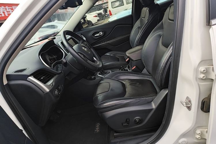 Used Jeep Cherokee 2016 2.4L Superior Edition Left Front Seat