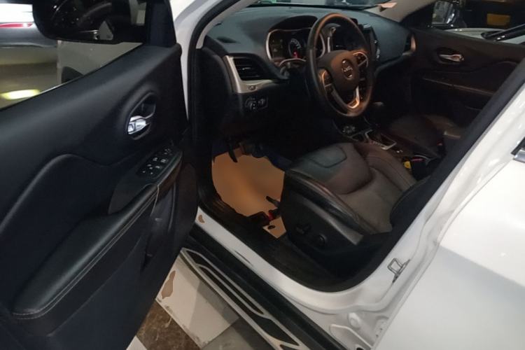 Used Jeep Cherokee 2016 2.4L Leading Smart Version Left Front Seat