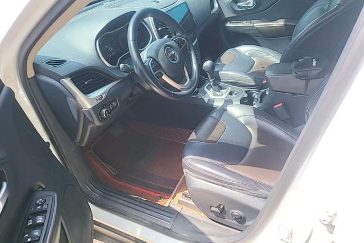 Used Jeep Cherokee 2016 2.4L Professional Edition Left Front Seat