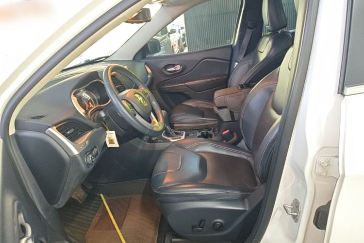 Used Jeep Cherokee 2016 2.4L Professional Smart Version Left Front Seat