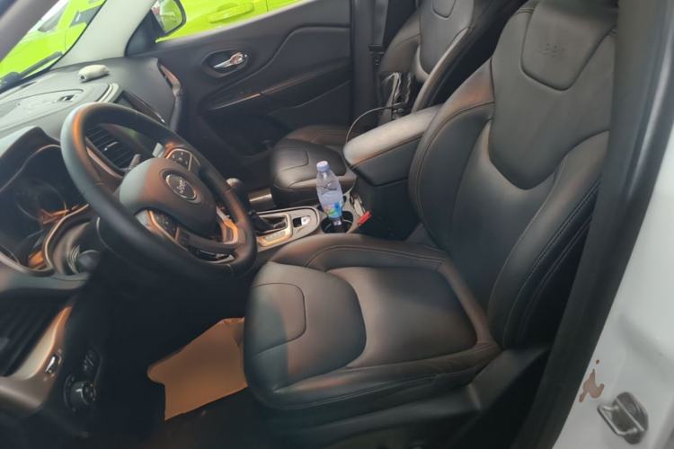 Used Jeep Cherokee 2016 2.0L Superior Edition Left Front Seat