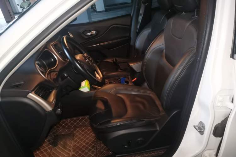 Used Jeep Cherokee 2016 2.0L Superior Edition Left Front Seat