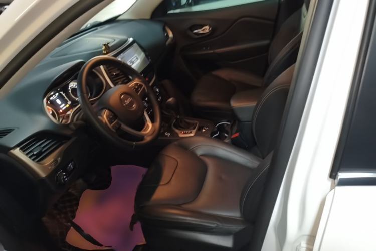 Used Jeep Cherokee 2016 2.4L Professional Edition Left Front Seat