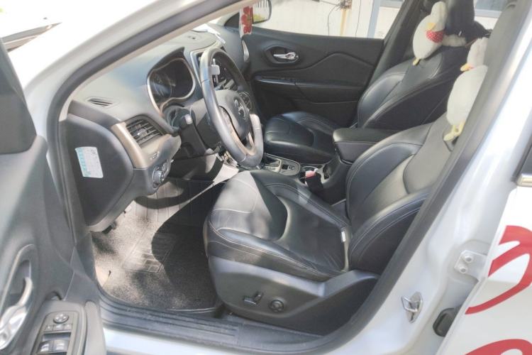 Used Jeep Cherokee 2016 2.4L Professional Smart Version Left Front Seat