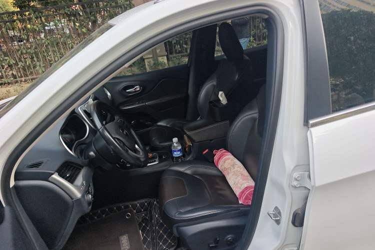 Used Jeep Cherokee 2016 2.4L Professional Smart Version Left Front Seat