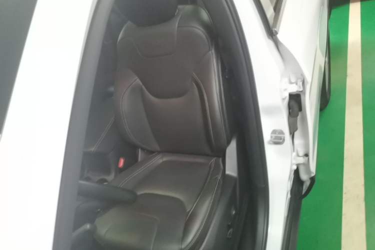 Used Jeep Cherokee 2016 2.0L Superior Edition Left Front Seat