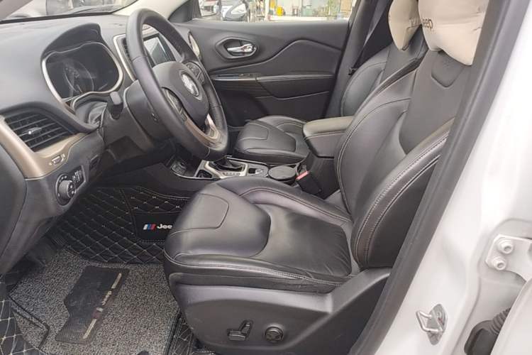 Used Jeep Cherokee 2016 2.0L Superior Edition Left Front Seat