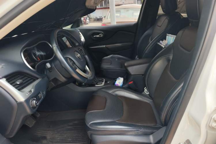 Used Jeep Cherokee 2016 2.4L All-in-One Edition Left Front Seat