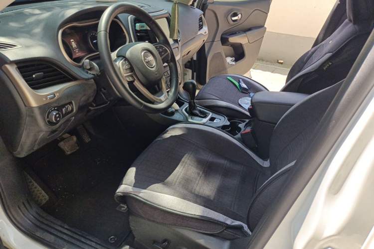 Used Jeep Cherokee 2016 2.4L Professional Smart Version Left Front Seat