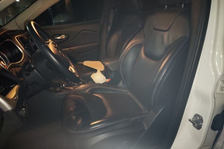 Used Jeep Cherokee 2016 2.4L Professional Smart Version Left Front Seat