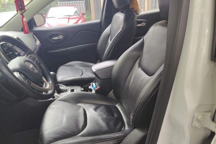 Used Jeep Cherokee 2016 2.0L Smart Version Left Front Seat