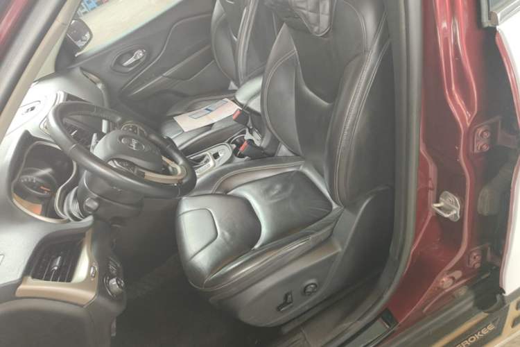 Used Jeep Cherokee 2016 2.0L Superior Edition Left Front Seat