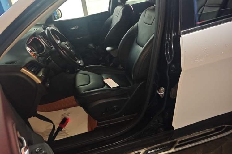 Used Jeep Cherokee 2016 2.0L Superior Edition Left Front Seat