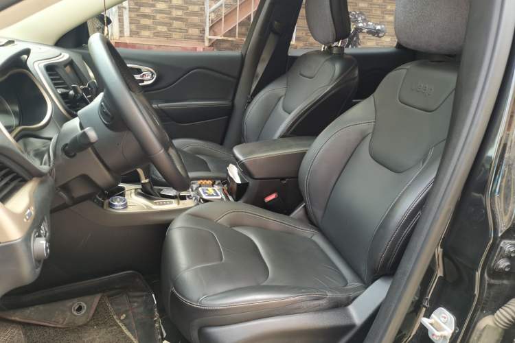 Used Jeep Cherokee 2016 2.4L Professional Smart Version Left Front Seat