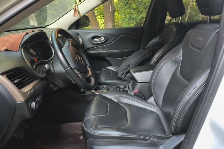 Used Jeep Cherokee 2016 2.4L Professional Smart Version Left Front Seat