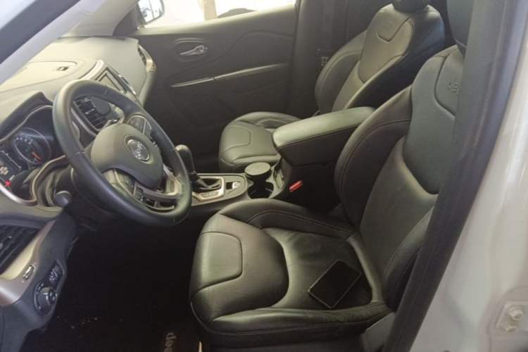 Used Jeep Cherokee 2016 2.4L Professional Edition Left Front Seat