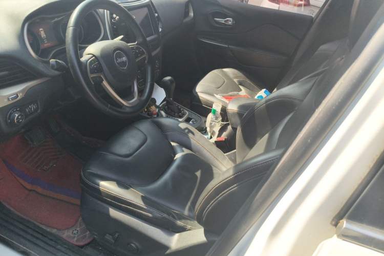 Used Jeep Cherokee 2016 2.0L Superior Edition Left Front Seat