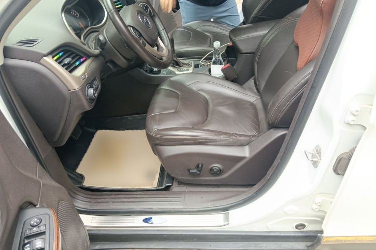 Used Jeep Cherokee 2016 2.4L Professional Smart Version Left Front Seat