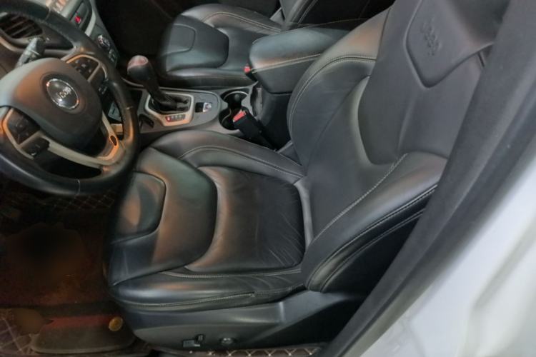 Used Jeep Cherokee 2016 2.0L Superior Edition Left Front Seat