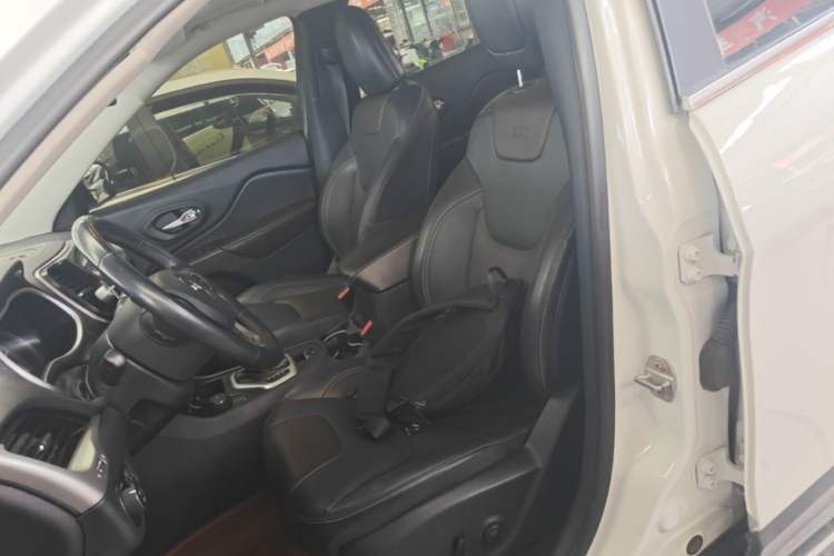 Used Jeep Cherokee 2016 2.4L Professional Edition Left Front Seat
