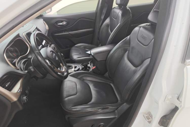 Used Jeep Cherokee 2016 2.4L Superior Edition Left Front Seat