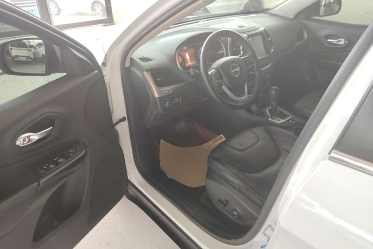 Used Jeep Cherokee 2016 2.0L Superior Edition Left Front Seat