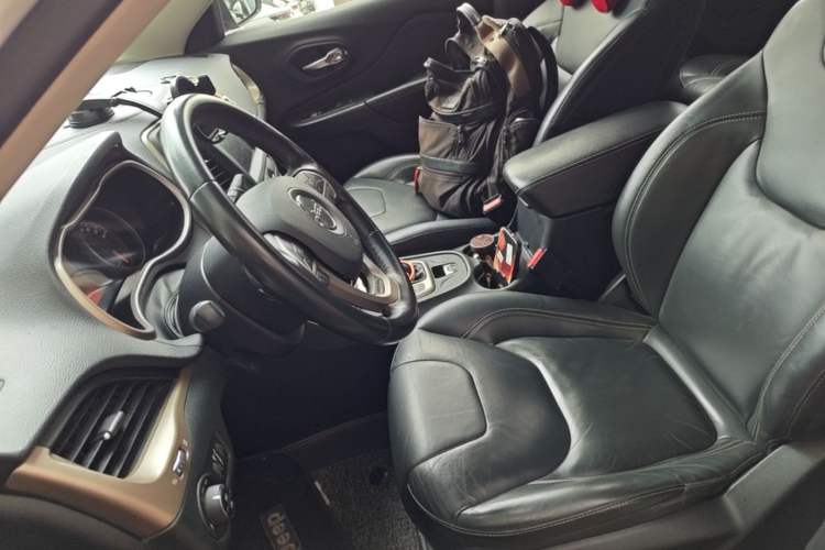 Used Jeep Cherokee 2016 2.0L Superior Edition Left Front Seat