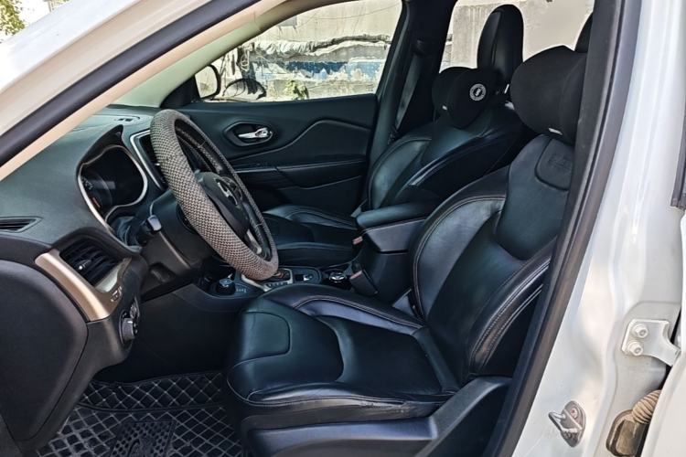 Used Jeep Cherokee 2016 2.4L 75th Anniversary Edition Left Front Seat