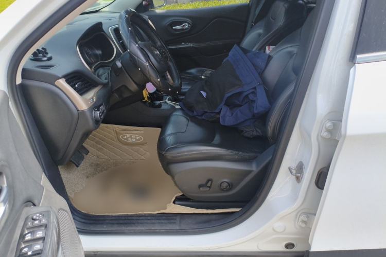 Used Jeep Cherokee 2016 2.4L Professional Smart Version Left Front Seat