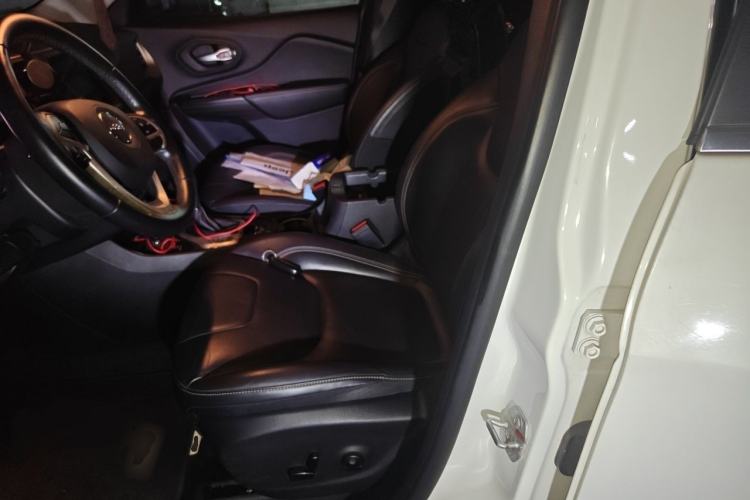 Used Jeep Cherokee 2016 2.4L Superior Edition Left Front Seat