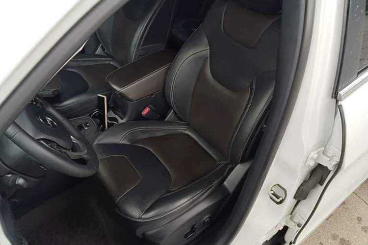 Used Jeep Cherokee 2016 2.4L Professional Smart Version Left Front Seat